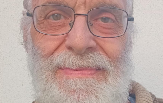 Soluciones de la divergencia, desigualdades de tipo poincaré y aplicaciones